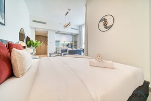 In-room safe, iron/ironing board, free WiFi, bed sheets - Polished Studio at Mesk 1 Midtown Dubai Production City by Deluxe Holiday Homes (Dubai)
