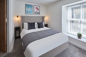 3 chambres, bureau, fer et planche à repasser, lit parapluie