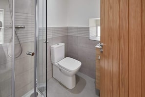 Bathtub, hair dryer, towels, soap - Host & Stay | 1 The Mount (Whitby)