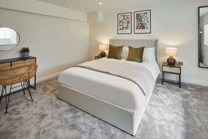 3 bedrooms, desk, iron/ironing board, travel crib