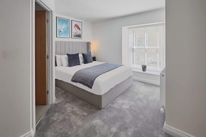 3 bedrooms, desk, iron/ironing board, travel crib - Host & Stay | 1 The Mount (Whitby)