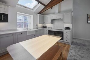 Fridge, microwave, oven, stovetop - Host & Stay | 1 The Mount (Whitby)