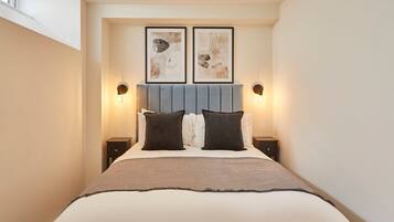 4 bedrooms, desk, iron/ironing board, WiFi