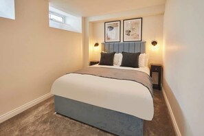 4 bedrooms, desk, iron/ironing board, WiFi
