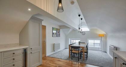 Host & Stay | 4 The Mount