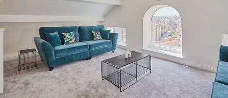 Una televisión, una oficina