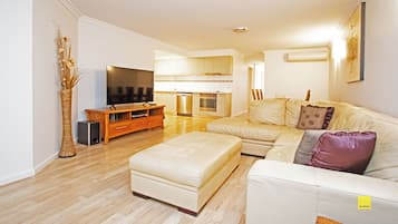 Una Smart TV, libros