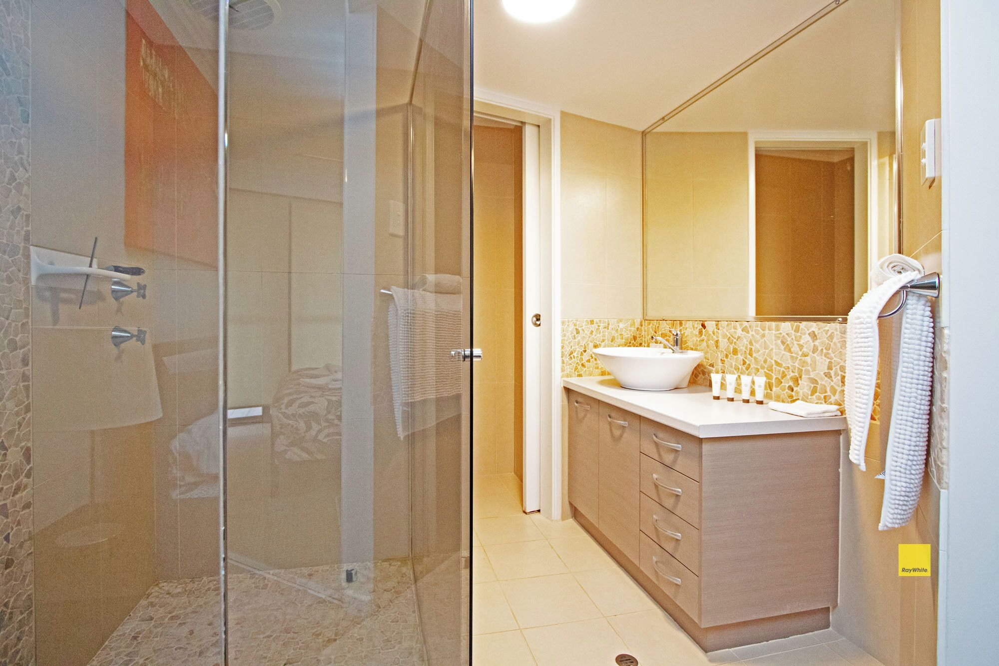 Combined shower/bathtub, hair dryer, towels