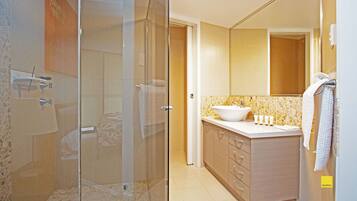 Combined shower/bathtub, hair dryer, towels