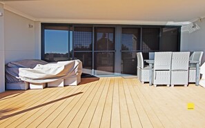 Outdoor dining - Lesueur Days: 3  BR, 2  BA Apartment in Jurien Bay, Sleeps 6 (Jurien Bay)
