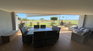 Outdoor dining - Lesueur Days: 3  BR, 2  BA Apartment in Jurien Bay, Sleeps 6 (Jurien Bay)