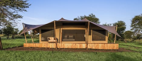 Tenda Luxury | Biancheria da letto di alta qualità, minibar, una scrivania
