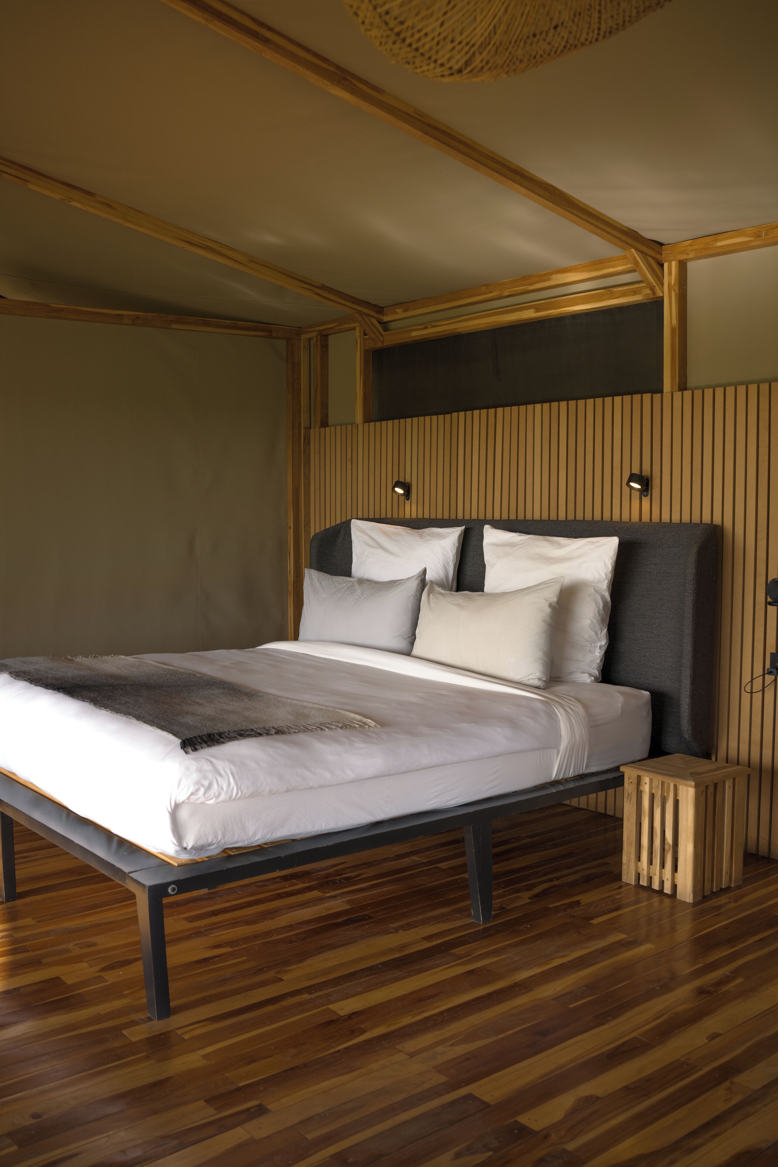 Lyxtält | Sängtillbehör av högsta kvalitet, minibar, skrivbord och gratis wi-fi