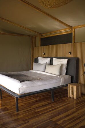 Telt – luxury | Sengetøy av topp kvalitet, minibar, skrivebord og wi-fi (inkludert)