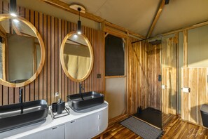 Rainfall showerhead, free toiletries, hair dryer, towels - Anantya Serengeti (Serengeti)