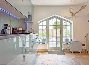 ثلاجة، فرن، موقد طهي مسطح، محمصة خبز