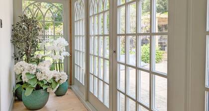 Chichester Lodge - a cottage that sleeps 8 guests in 4 bedrooms