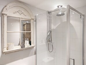 Ensemble baignoire-douche, séchoir à cheveux, serviettes fournies
