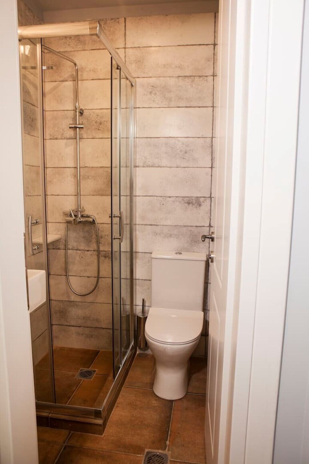 シャワー、ヘアドライヤー、タオル、石鹸