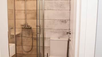 Regadera, secadora de cabello, toallas, jabón