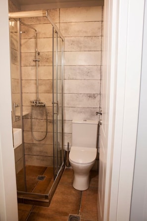 シャワー、ヘアドライヤー、タオル、石鹸