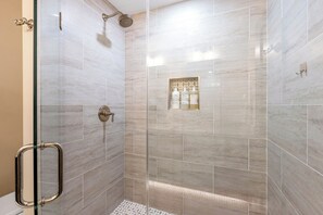 Shower, hair dryer, towels, soap - Oceanfront, Luxe Villa, 2 BR/2 BA, Pool, Supremely Stylish (Hilton Head Island)
