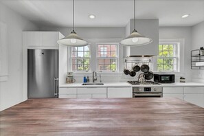 Jääkaappi, mikroaaltouuni, uuni, liesi