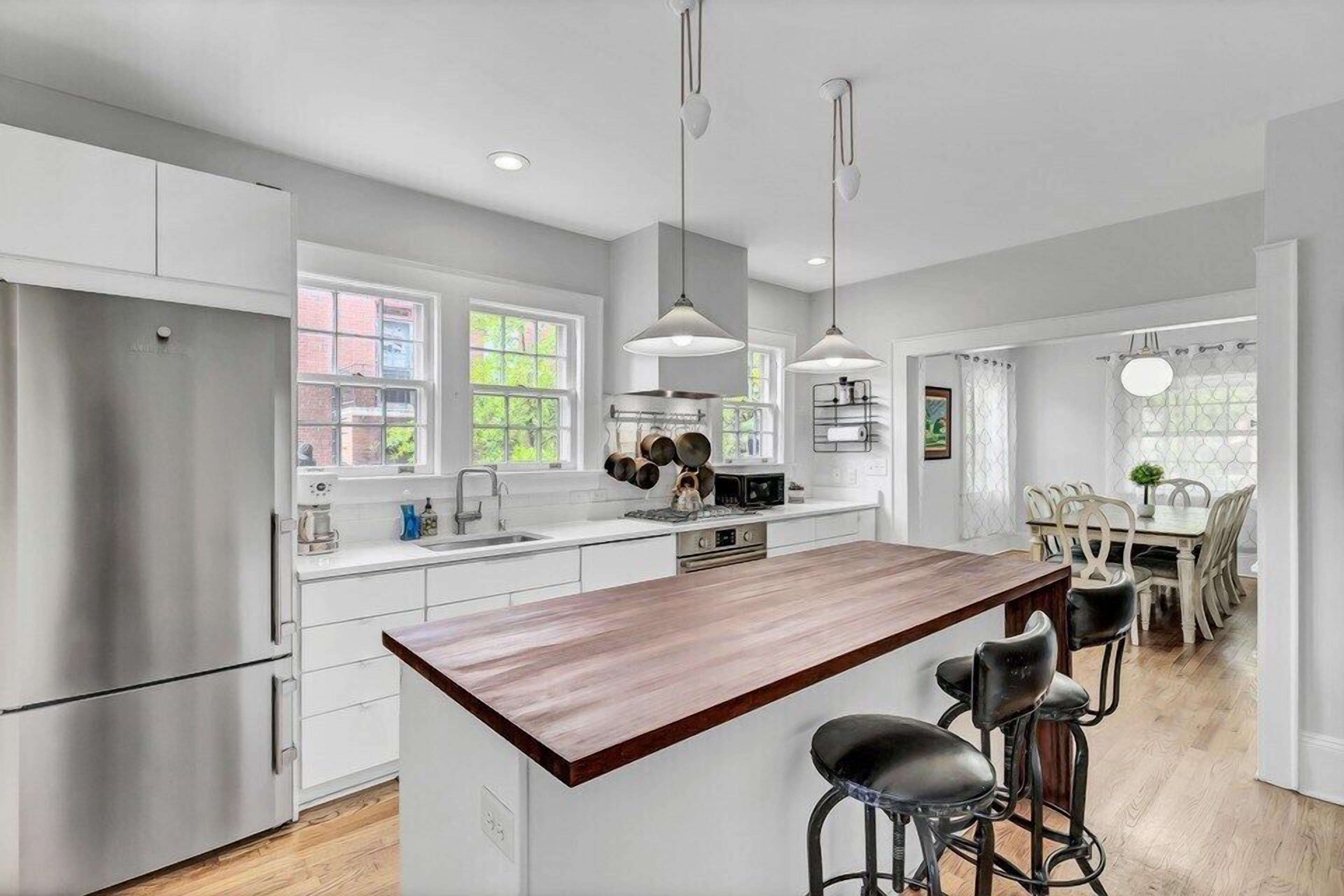 Een koelkast, een microgolfoven, een oven, een kookplaat