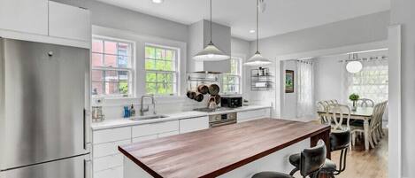 Jääkaappi, mikroaaltouuni, uuni, liesi