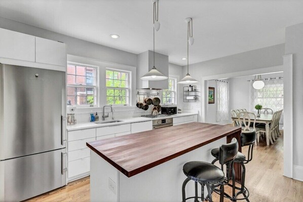 Jääkaappi, mikroaaltouuni, uuni, liesi