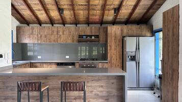 Geladeira, fogão, lava-louças, cafeteira/chaleira