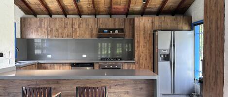 Kühlschrank, Ofen, Geschirrspüler, Wasserkocher mit Kaffee-/Teezubehör