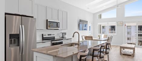 Frigorífico, microondas, horno y placa de cocina