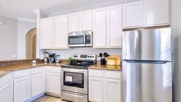 Een koelkast, een microgolfoven, een oven, een kookplaat