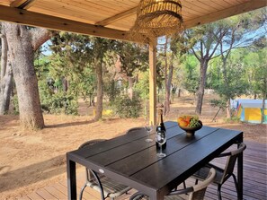Outdoor dining - Nomad Harmonia: Beautiful cozy and familiar bungalow (L'Escala)