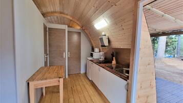 Refrigerador, microondas, parrilla de estufa y cafetera y tetera