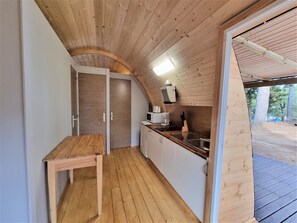 Jääkaappi, mikroaaltouuni, liesi, kahvin-/teenkeitin