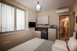 1 bedroom, iron/ironing board, WiFi, bed sheets - Bentzi...boutique Apartment With Kitchenette (Athina)