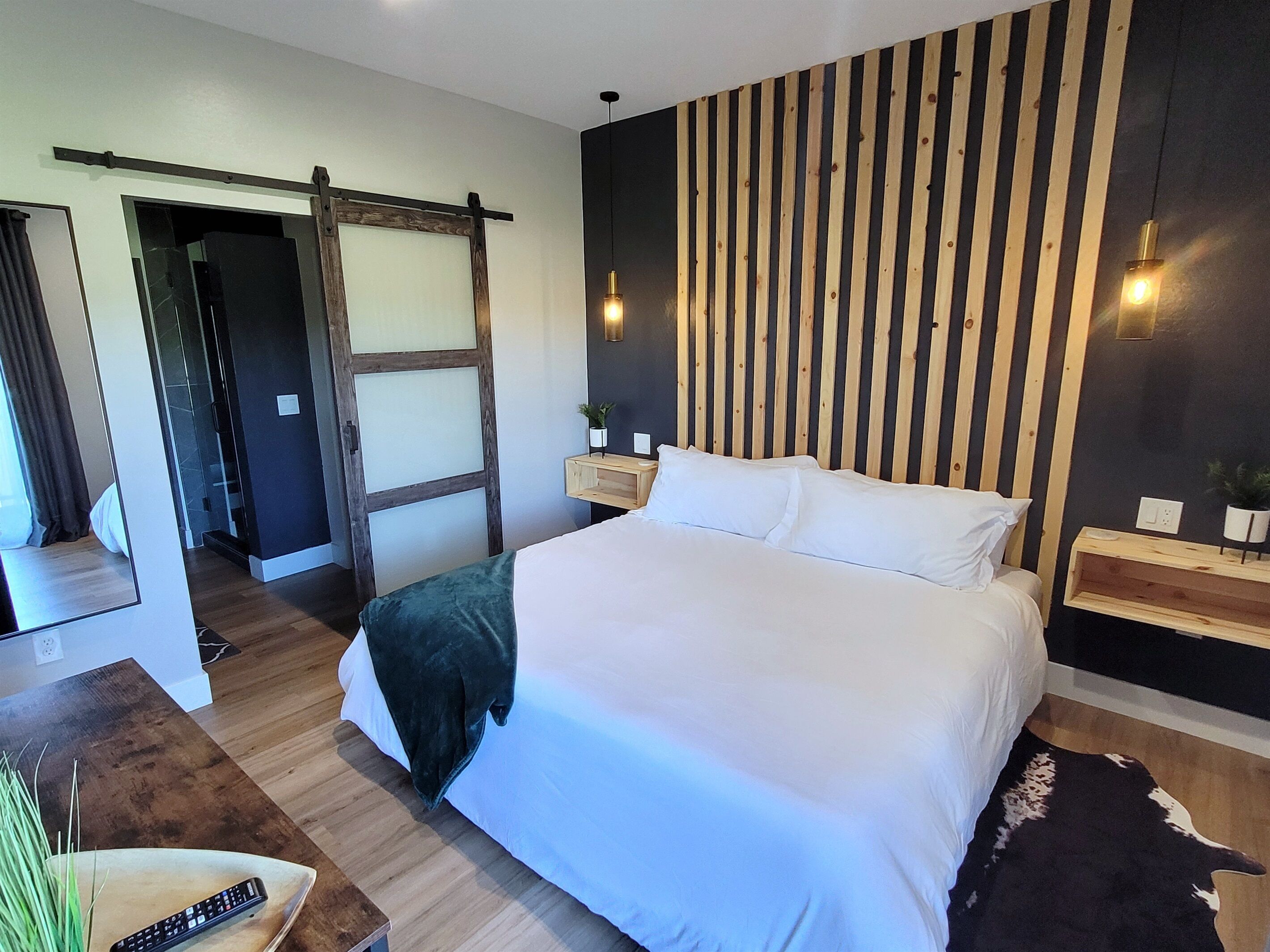 1 habitación, tabla de planchar con plancha y cuna de viaje 