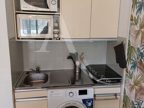 Geladeira, micro-ondas, fogão, cafeteira/chaleira