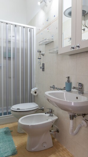 Hair dryer, towels, soap, toilet paper - Stella Marina apartment, vacation home in Trapani, a few steps from the sea  (Trapani)