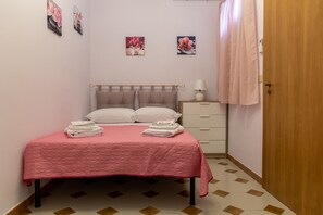 2 bedrooms, desk, iron/ironing board, WiFi