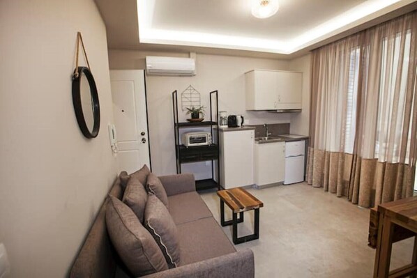 TV - Pangrati/hilton Area, Bentzi Boutique Apt for 4 (Athina)