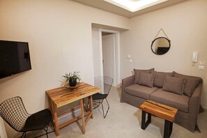 TV - Pangrati/hilton Area, Bentzi Boutique Apt for 4 (Athina)