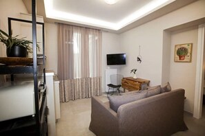 TV - Pangrati/hilton Area, Bentzi Boutique Apt for 4 (Athina)