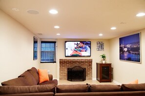 Télévision, cheminée, espaces bureaux