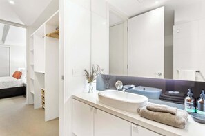 Douche, séchoir à cheveux