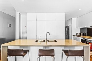 Fridge, microwave, oven, stovetop - Waterfront Apt, Gorgeous Views (Cowes)