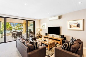 TV - Waterfront Apt, Gorgeous Views (Cowes)