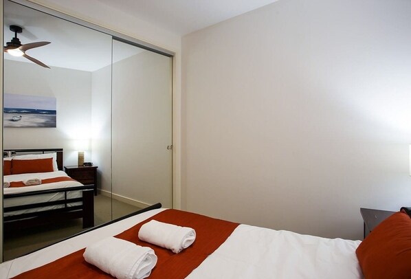 3 bedrooms, iron/ironing board, WiFi, bed sheets - Waterfront Apt, Gorgeous Views (Cowes)